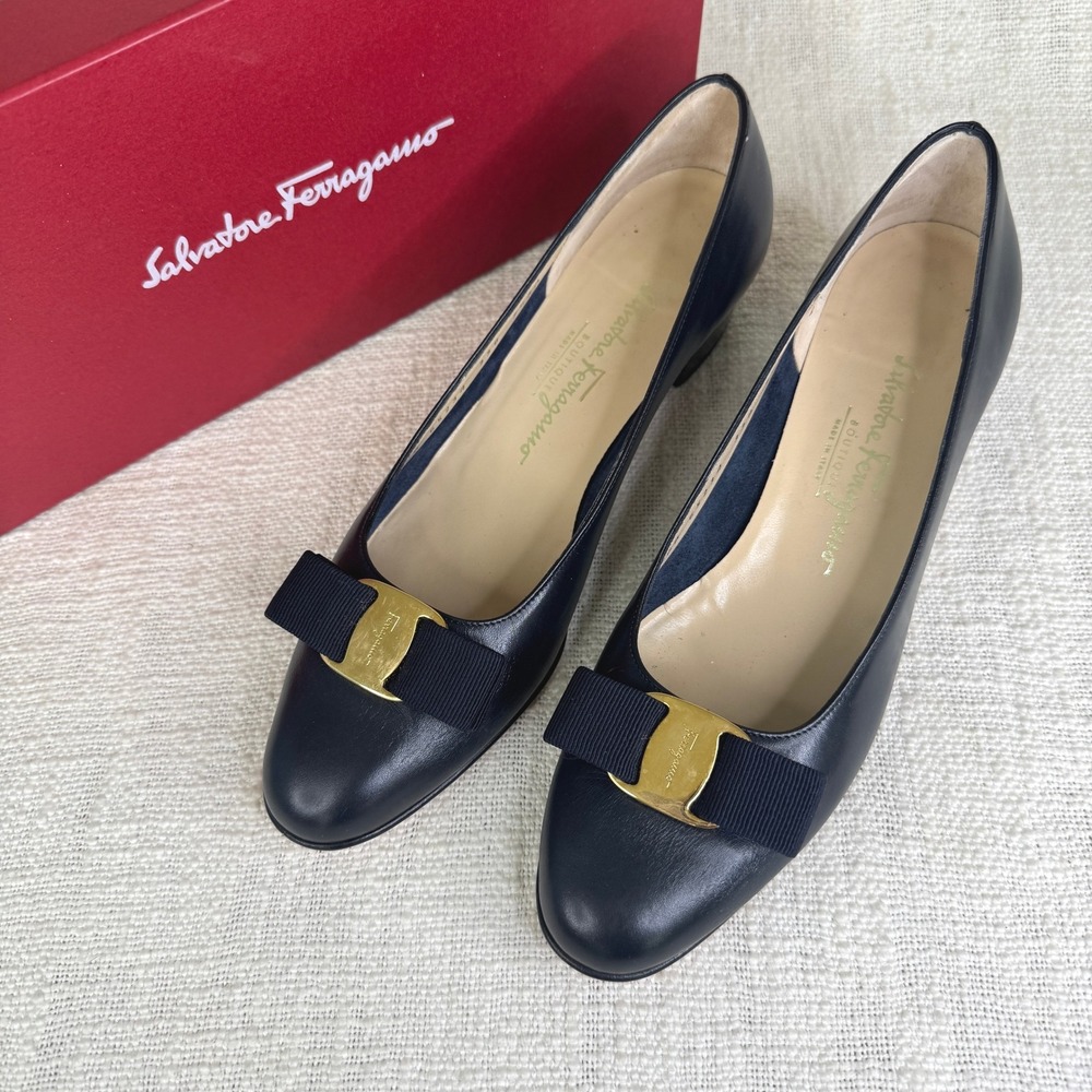 Vintage Salvatore Ferragamo Vara‎ Bow Navy Leather Low Heel Pumps Size 7.5 AAA